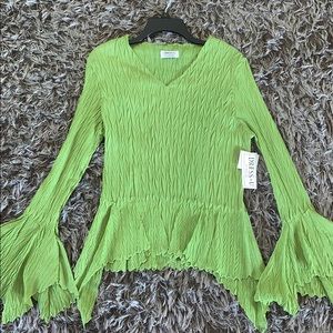 Gorgeous Flowey lettuce hemmed top!